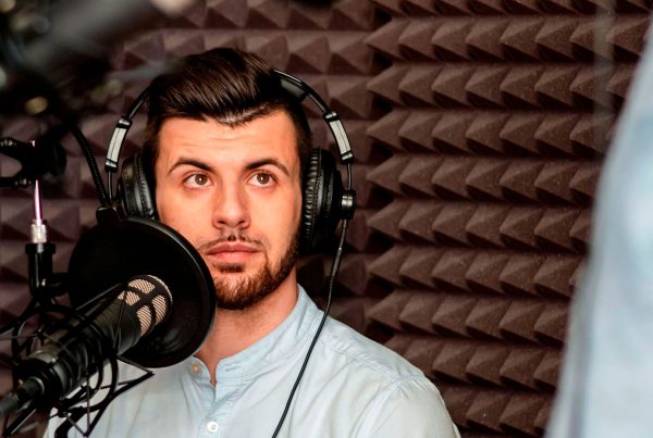 contratar locutores profesionales