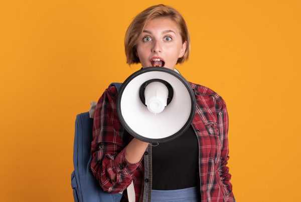 Locutores voz en off para anuncios publicitarios