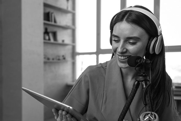Locutores voz en off para guías de audio